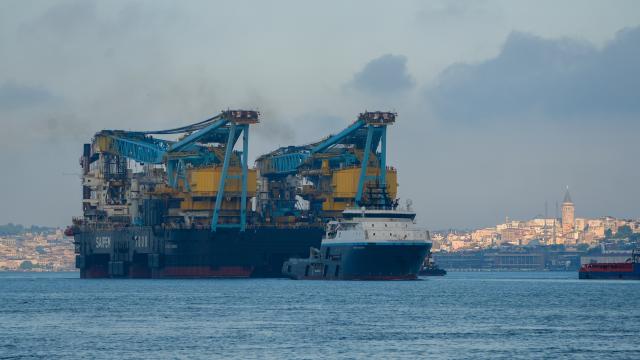 Dev vinç gemisi İstanbul Boğazı'nda
