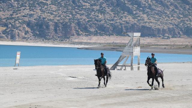 Salda Gölü'nde atlı jandarma ekibi göreve başladı
