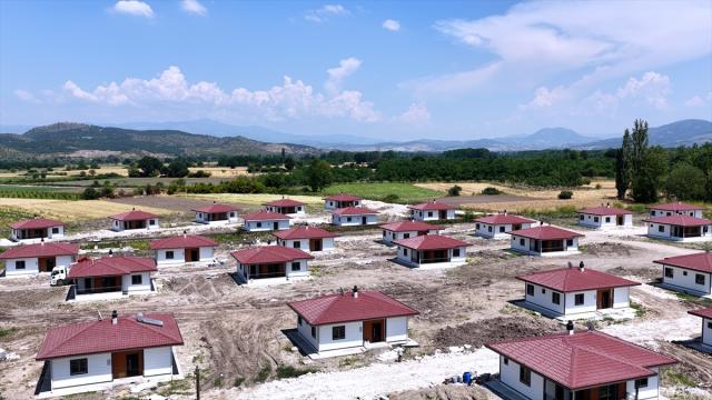 Sındırgı'daki deprem konutlarının inşası tamamlanıyor