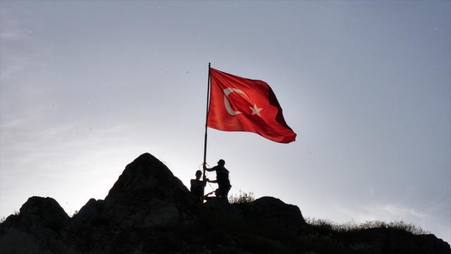 Sivas'ta yıpranan Türk bayrağı 2 saatlik tırmanışın ardından değiştirildi