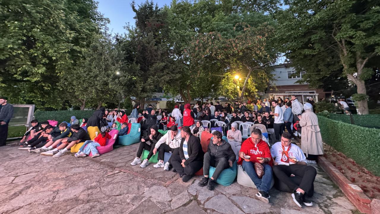 Üsküdar’da vatandaşlar A Milliler için sabah namazında bir araya geldi
