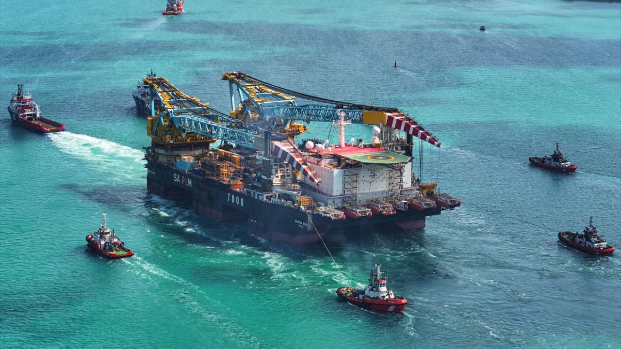 Dev vinç gemisi İstanbul Boğazı'nda