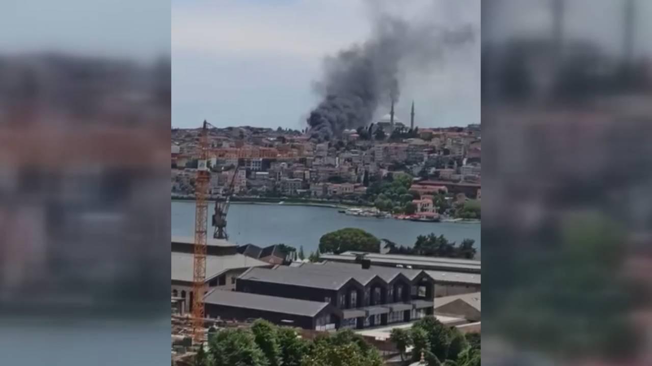 Fatih’te binada çıkan yangın araçlara sıçradı