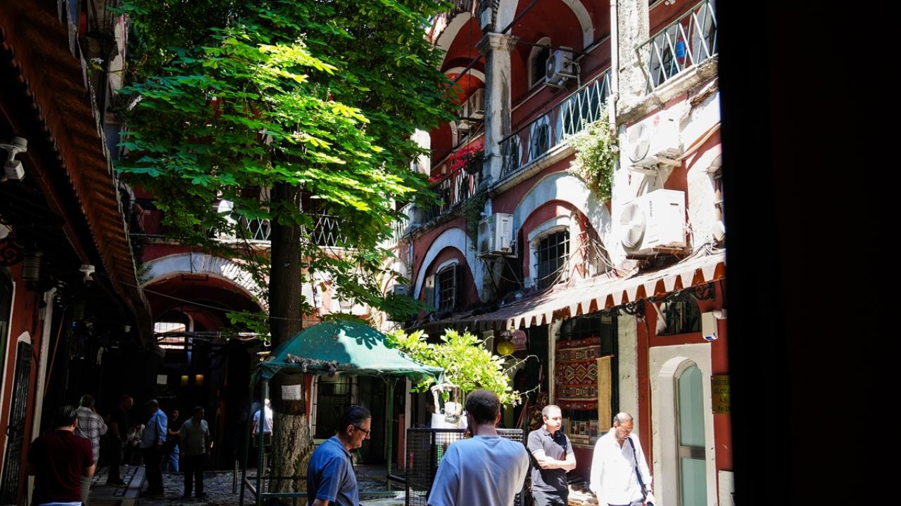 Zincirli Han'da ticaret geleneği yerli ve yabancı turistlerin ilgisiyle devam ediyor