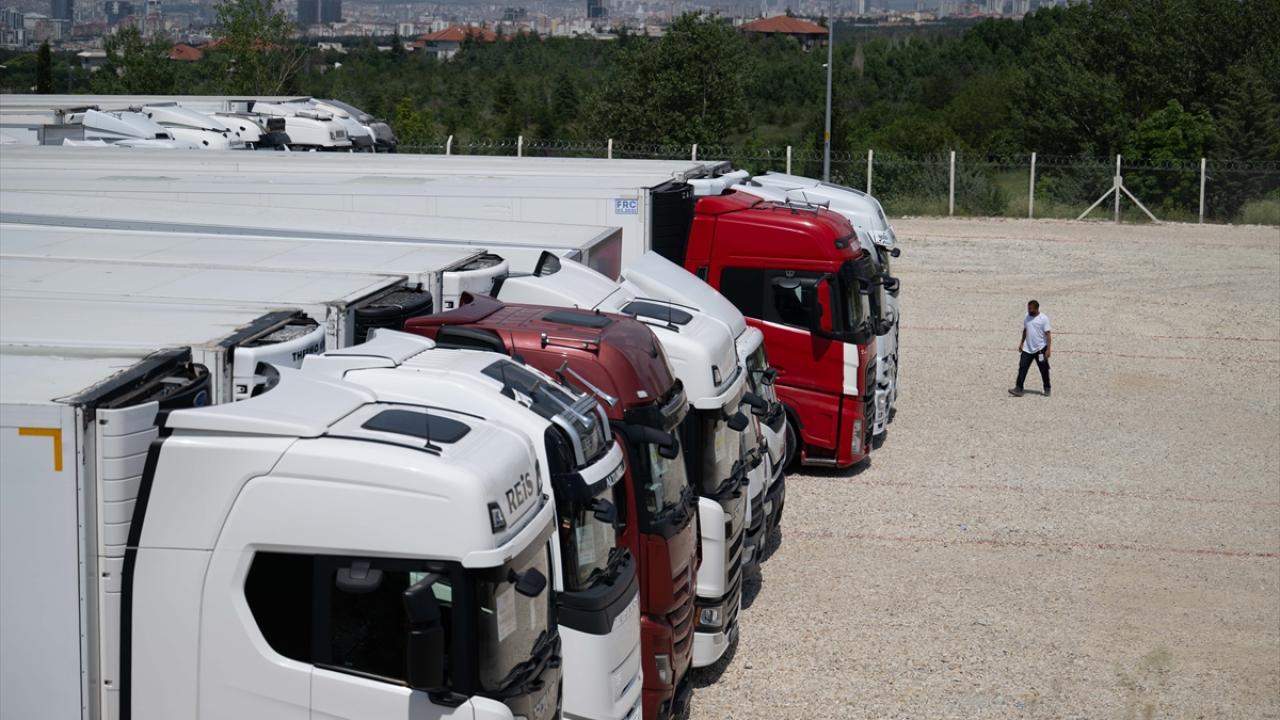 Dünyadan izole kapalı matbaadan sınav evrakı teslim alındı