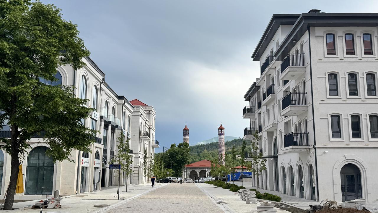 "ŞUŞA`DA RESMİ OLARAK KAYITLI 196 ANIT BULUNUYOR"
