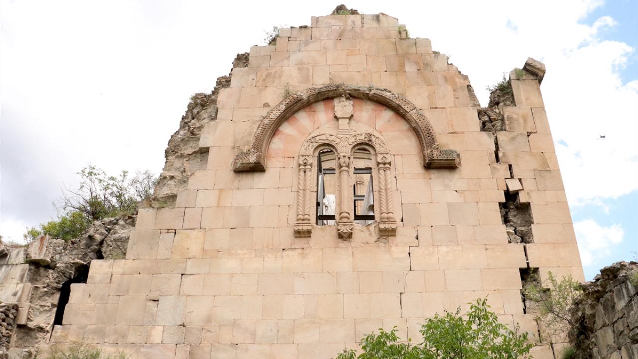 Tarihte birçok medeniyete beşiklik yapmış kale turizme kazandırılmayı bekliyor