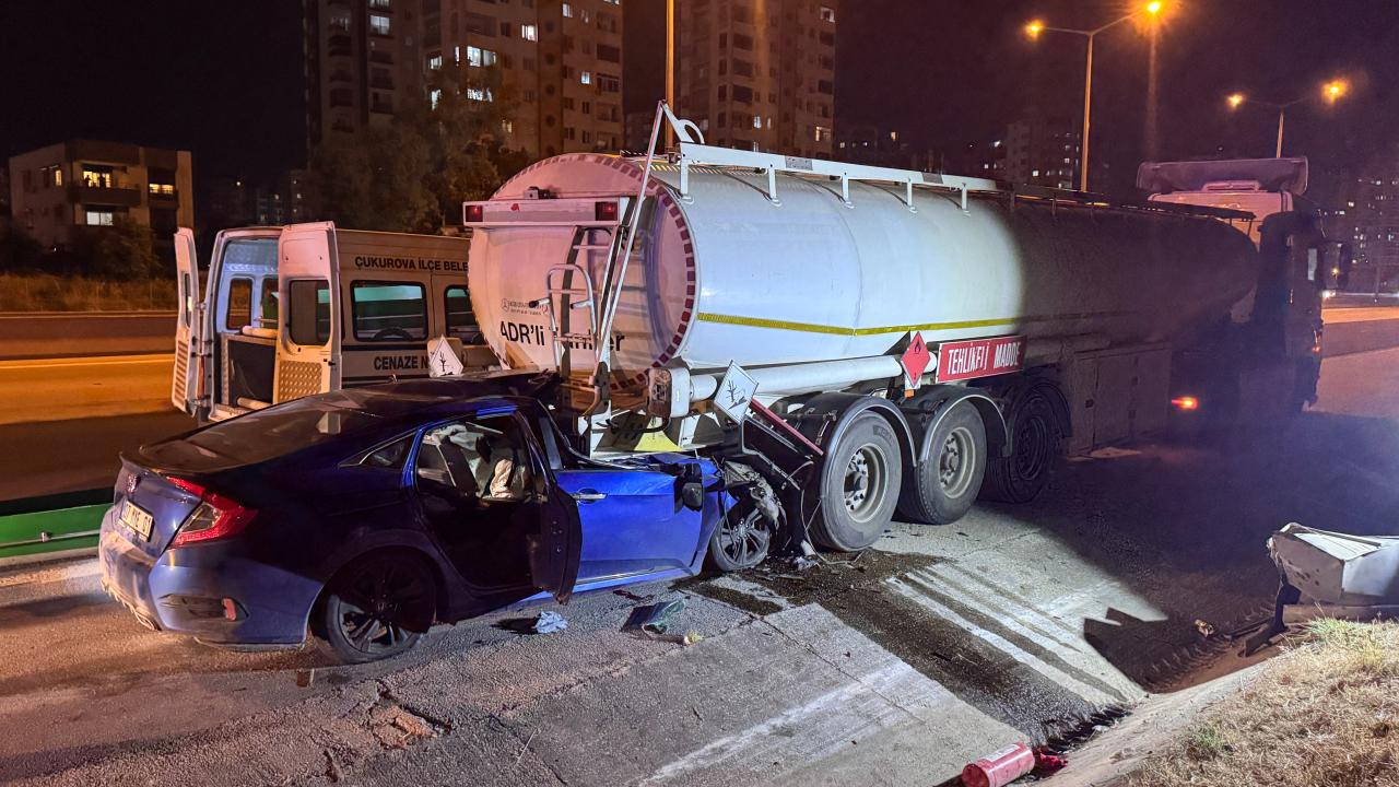 Adanada otomobil tıra çarptı: Baba öldü, 2 çocuğu yaralandı