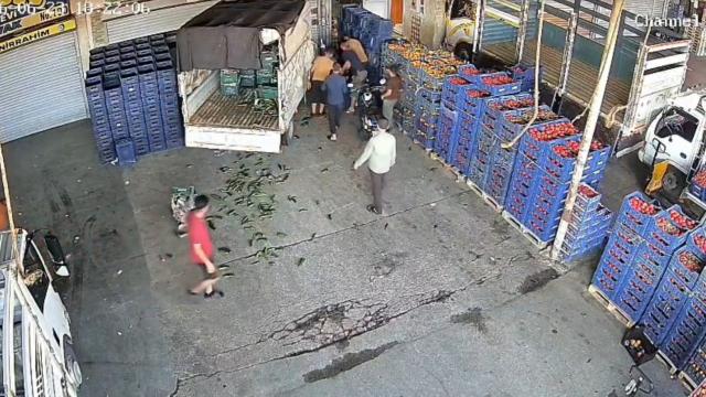 Adana'da Kontrolden Çıkan Kamyonet, İş Yerinde Oturan Bir Kişiye Çarptı