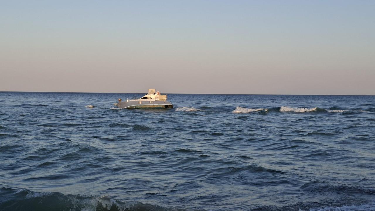 Antalya’da denizde iki teknede mahsur kalan 5 kişi kurtarıldı
