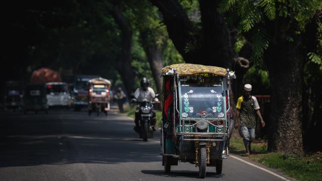 Bangladeş’in Cox’s Bazar kentinde rikşalar sokaklara renk katıyor
