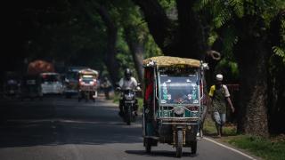 Bangladeş’in Cox’s Bazar kentinde rikşalar sokaklara renk katıyor