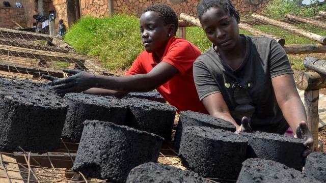 Uganda'da genç anneler tarımsal atıkları biyoyakıt brikete dönüştürerek gelir elde ediyor