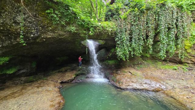 Artvin'in "Ormanın Yüzüğü" olarak adlandırılan şelalesi ziyaretçilerini ağırlıyor