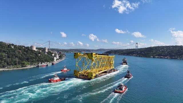Doğal gaz boru hattı döşeme platformu İstanbul Boğazı'nda görüntülendi