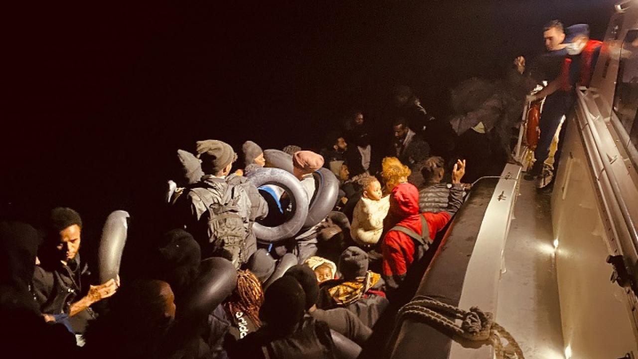 İzmir açıklarında 43 düzensiz göçmen yakalandı