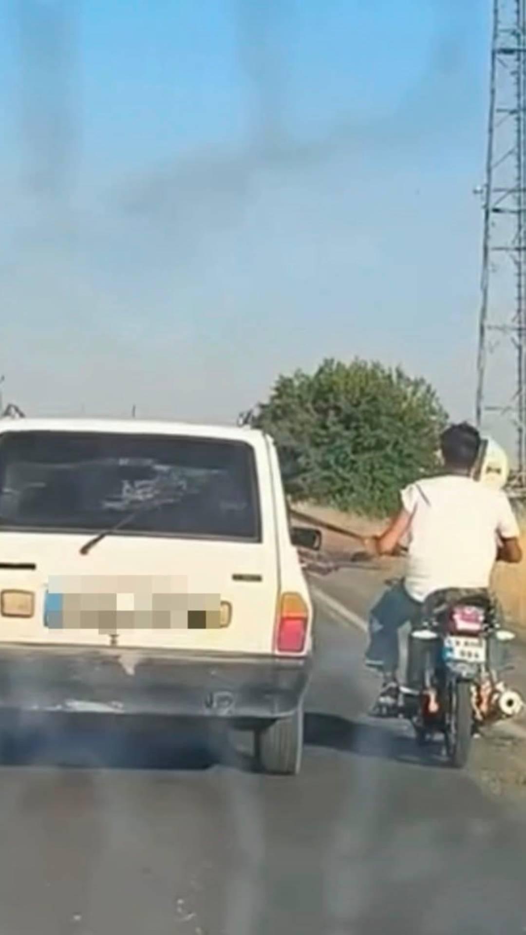 Otomobil kemerine tutunarak trafikte ilerledi