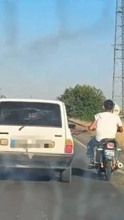 Otomobil kemerine tutunarak trafikte ilerledi
