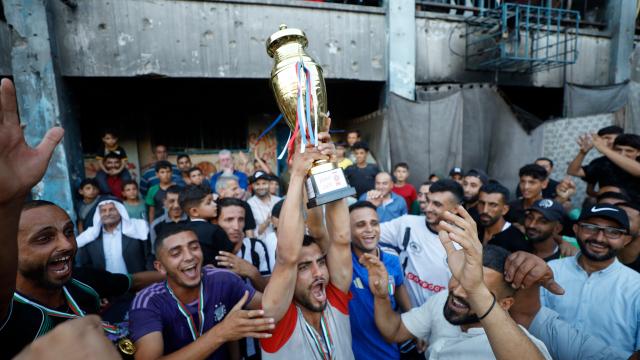 Gazze'de şehit gazeteci Enes el-Şerif futbol turnuvasının final maçı oynandı