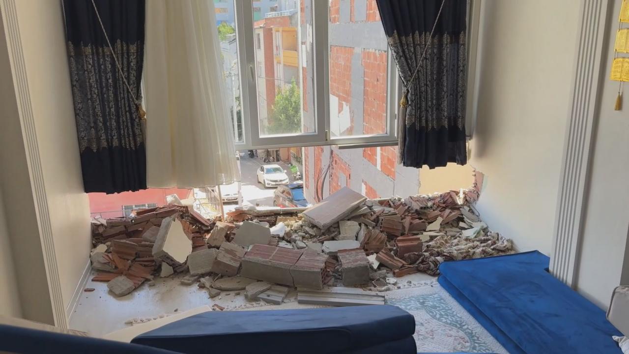 Esenyurt'ta yıkımı yapılan bina yan binaya zarar verdi