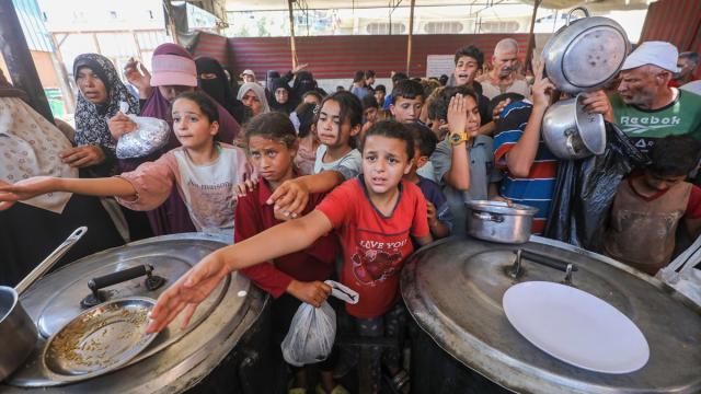 Gazze’de Filistinlilere sıcak yemek dağıtımı yapıldı