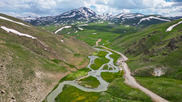 Van'da debisi yükselen akarsular ile çiçeklerle bezenen yaylalar güzel görüntü sunuyor