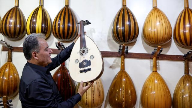 Halep'te geleneksel ud yapımı baba-oğulun ellerinde geleceğe taşınıyor