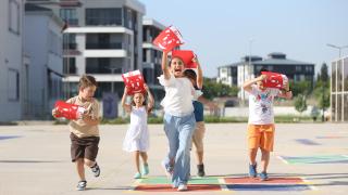Yaklaşık 18 milyon öğrenci karnelerini alarak yaz tatiline girdi