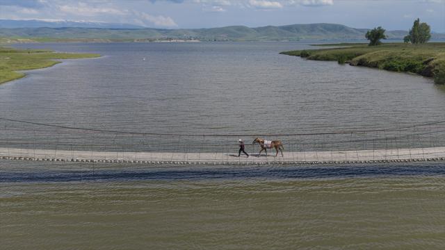 Kars'ta 110 metrelik asma köprü, bölge halkının ulaşımını kolaylaştırıyor