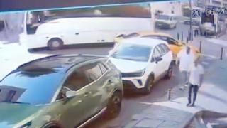 Fatih'te geri kayan otobüs iş yerine çarptı