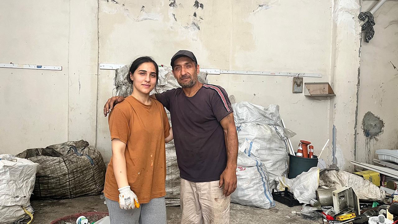 Sokaklardan kağıt toplayarak 3 çocuğunu okuttu: En büyük gururu kızının birinciliği