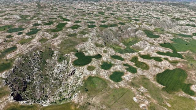 Sivas'ta obruklar ve tabanındaki göl dronla görüntülendi