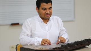 Konservatuvarı bitiren otizmli Ertuğrul, öğrenci yetiştirecek