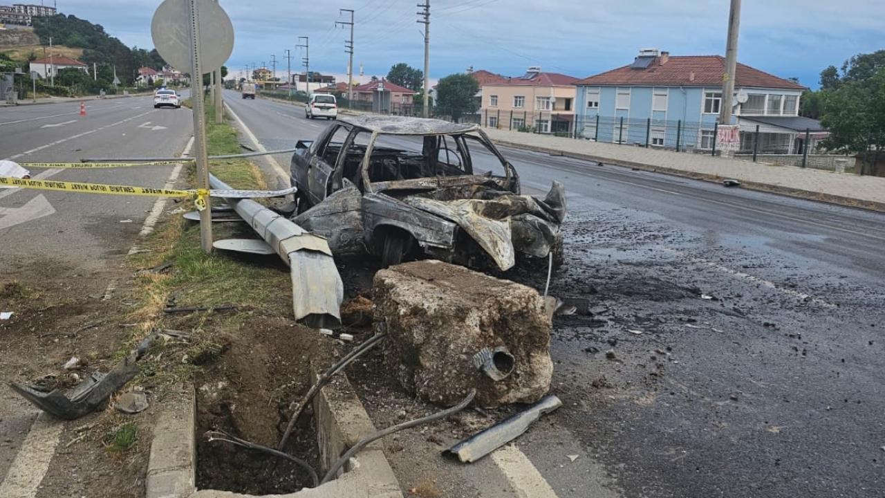 Samsun'da otomobil aydınlatma direğine çarptı: 1 ölü, 1 yaralı