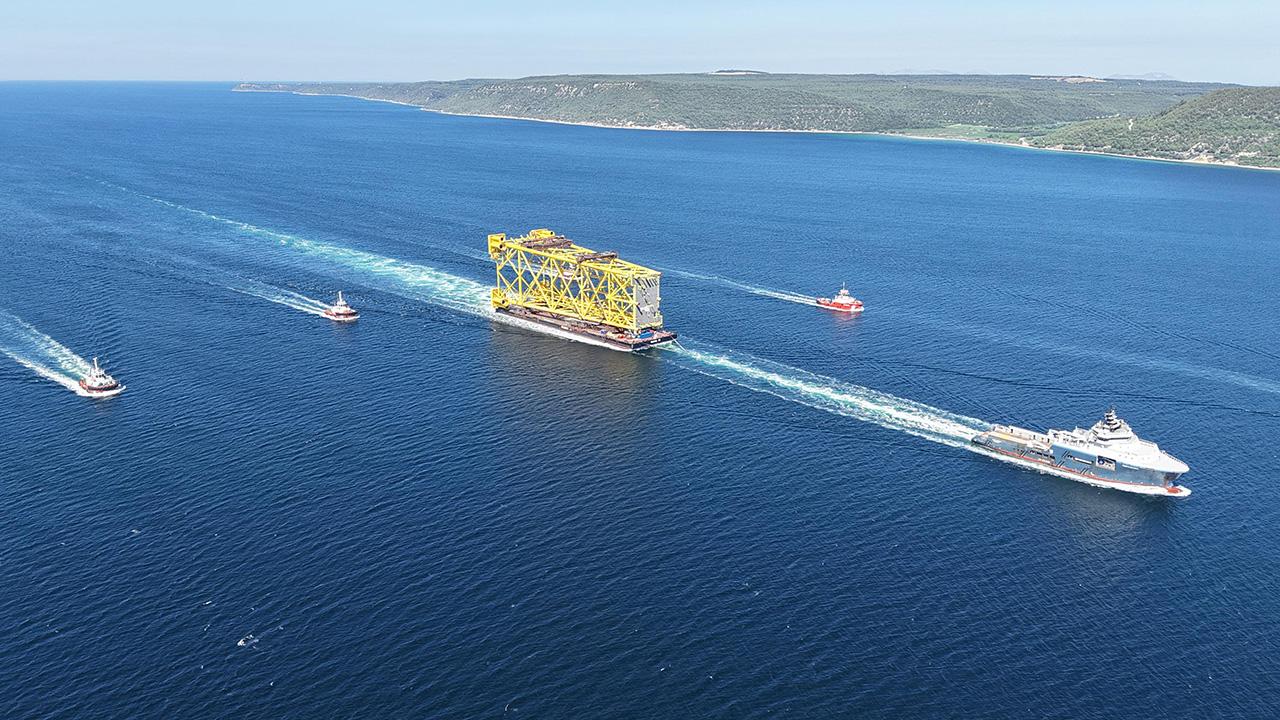 Çanakkale Boğazı’ndan 350 metrelik dev geçiş