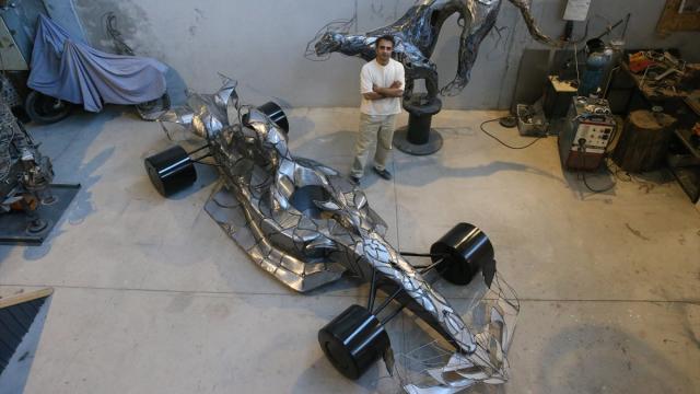 Heykel sanatçısının metalden yaptığı Formula 1 aracı İngiltere yolcusu