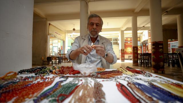 İş yerleri yıkılan depremzede tespihçiler, meraklılarını seyyar tezgahlarda ağırlıyor