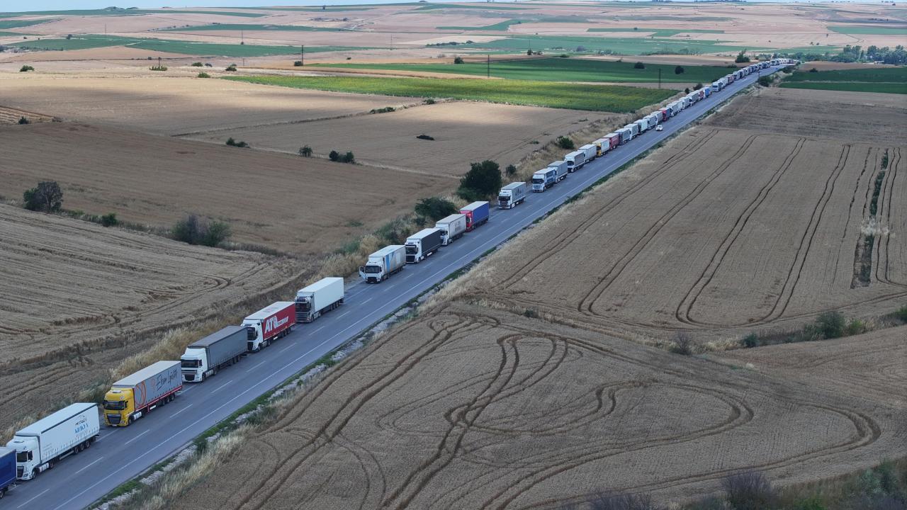 Hamzabeyli Sınır Kapısı’nda 23 kilometrelik tır kuyruğu