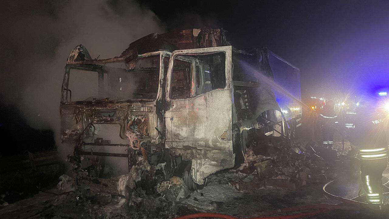 Tavuk eti yüklü tır küle döndü