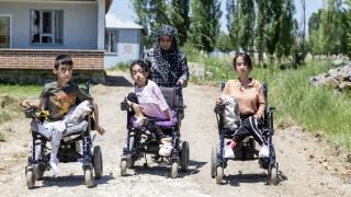 Van'da özel gereksinimli üç kardeşe asfalt yol ve akülü sandalye karne hediyesi