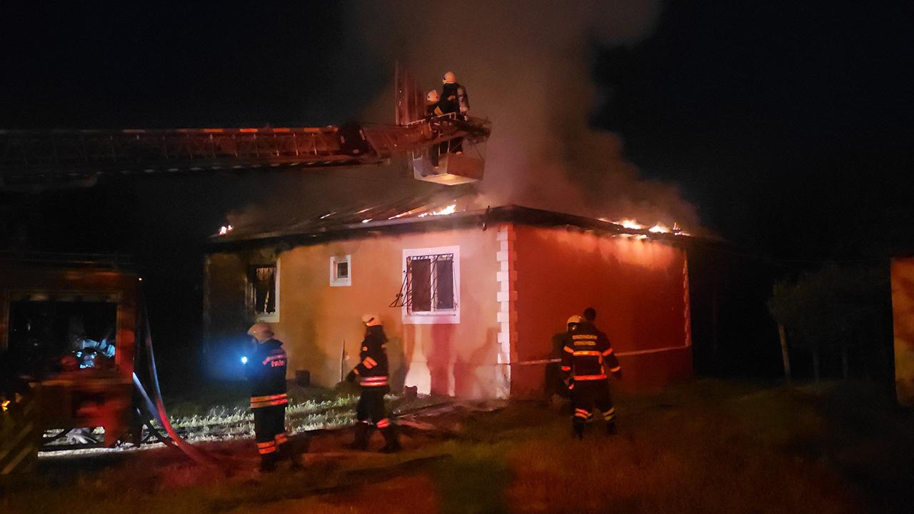 Erzincanda müstakil ev alevlere teslim oldu: 1 ölü