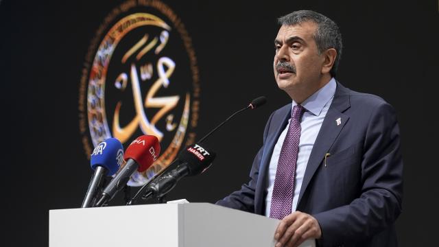 Milli Eğitim Bakanı Tekin, Yapay Zeka Destekli Eğitim Uygulaması MEBİ'yi Tanıttı