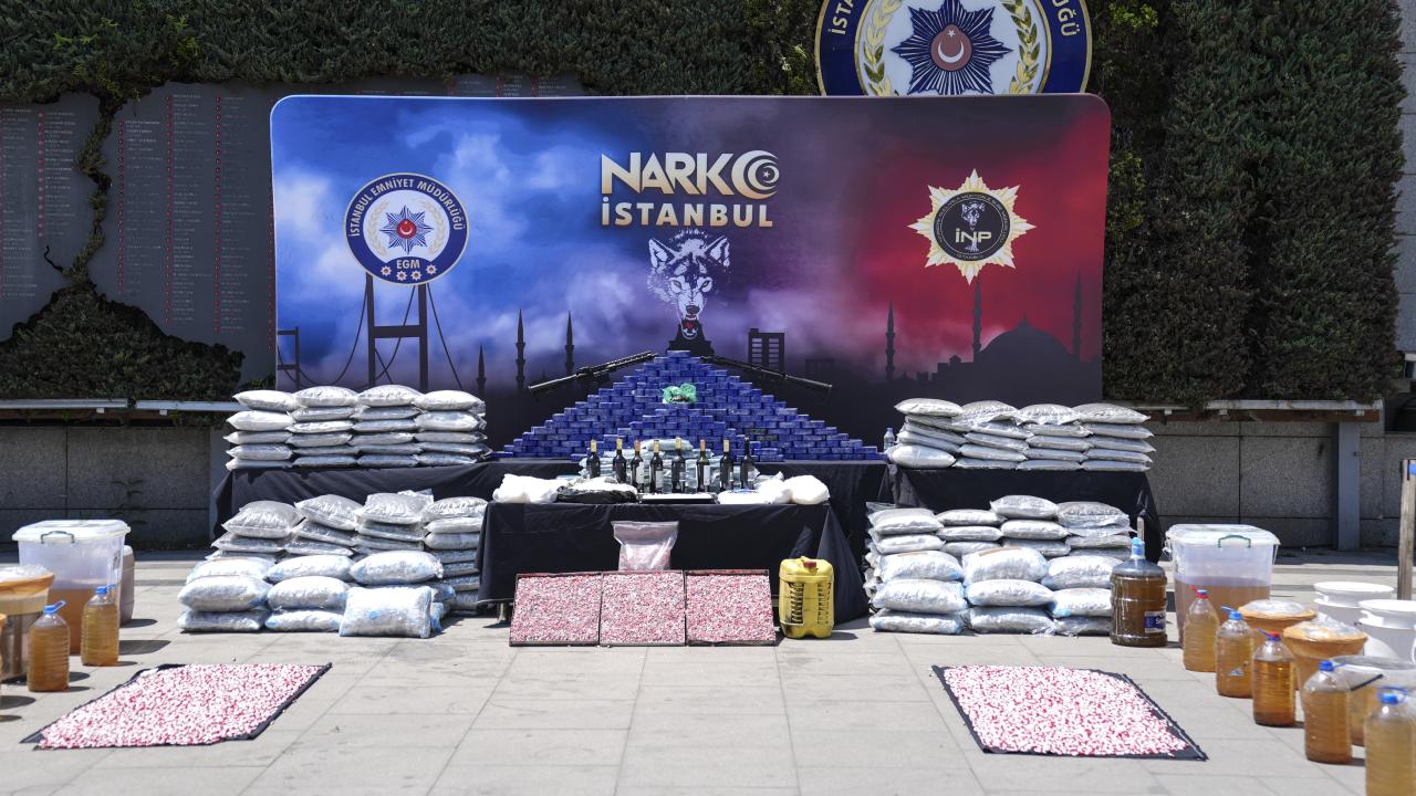 İstanbul merkezli operasyonlarda 1 ton 45 kilogram uyuşturucu ele geçirildi