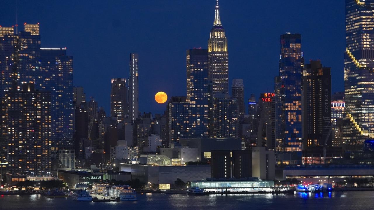 "Çilek Dolunayı" New York gökyüzünde yükseldi