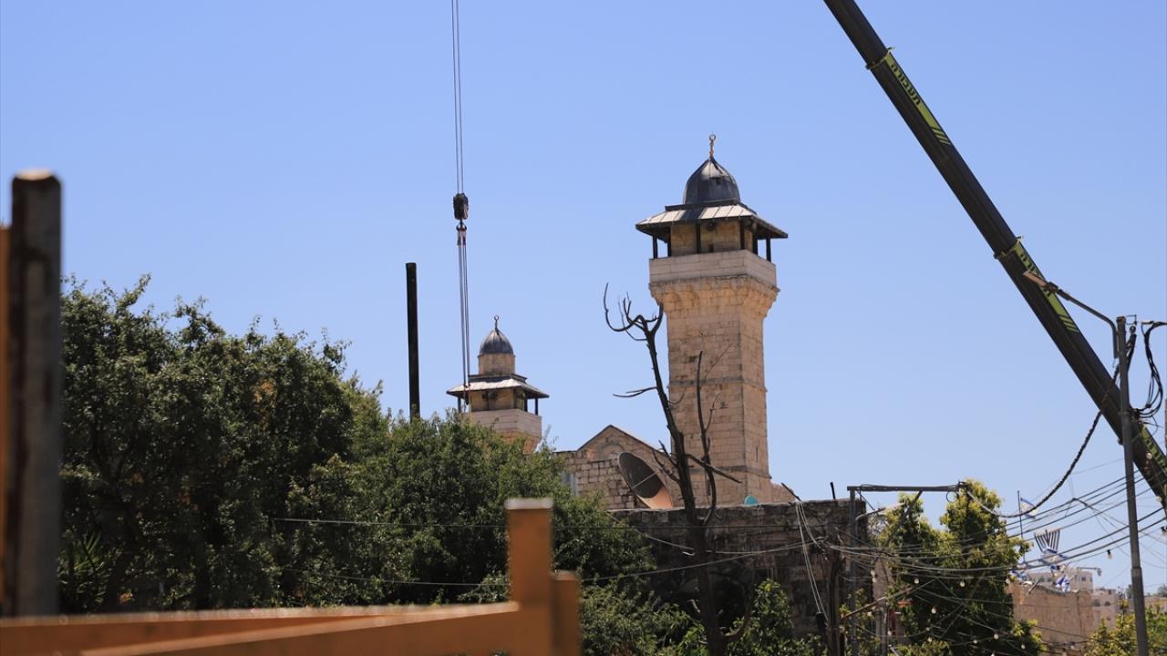 İsrail, caminin İslami kimliğini silmeye çalışıyor