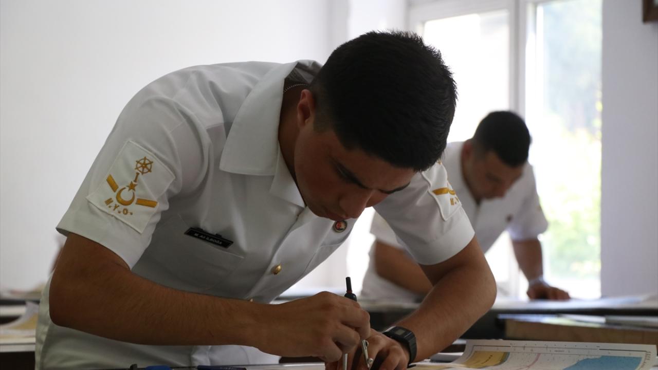 Simülatör laboratuvarlarında uygulamalı gemi kullanıyorlar