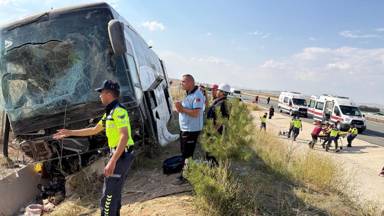 NiğdeAnkara otobanında yolcu otobüsü yoldan çıktı