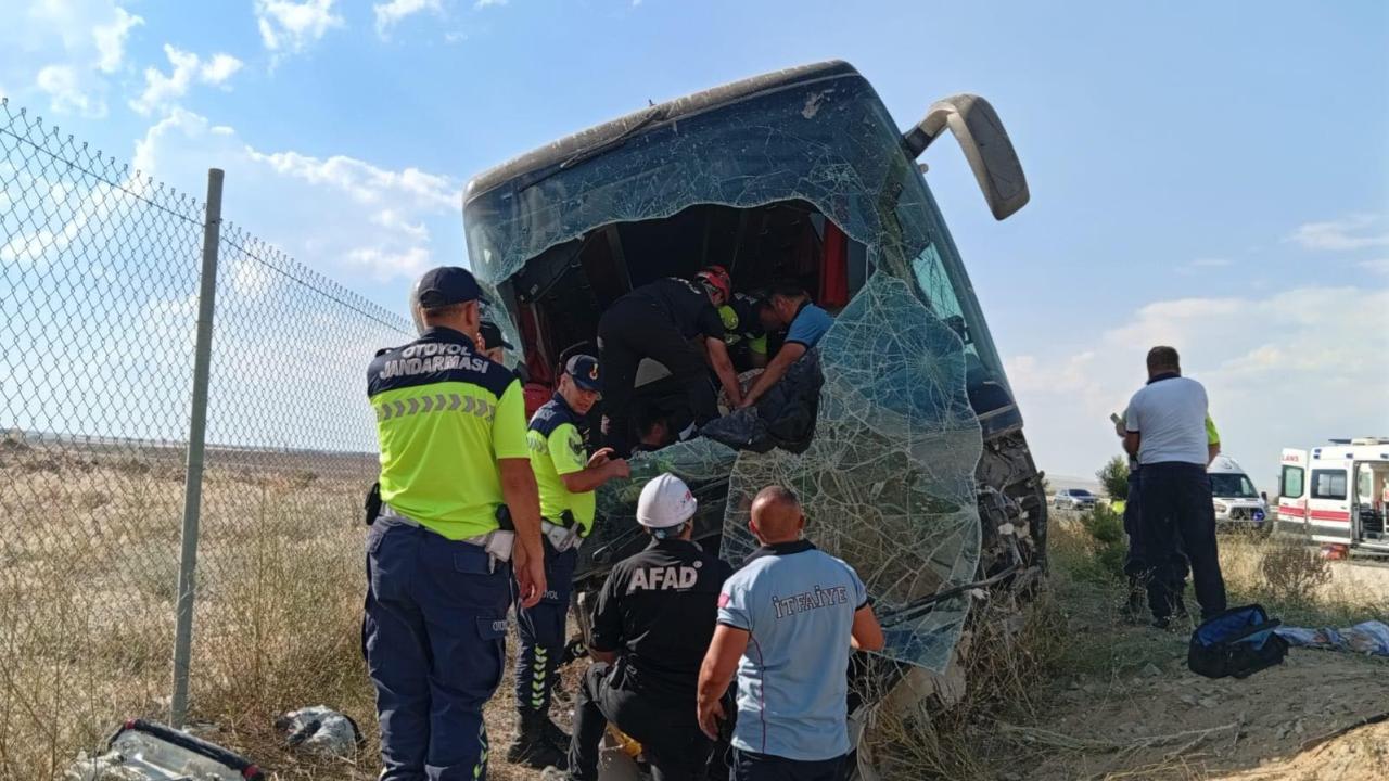 NiğdeAnkara otobanında yolcu otobüsü yoldan çıktı