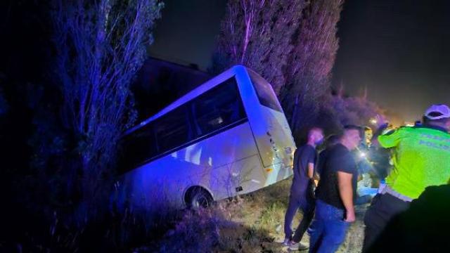 Ankara'da servis minibüsü ile otomobil çarpıştı: 8 yaralı