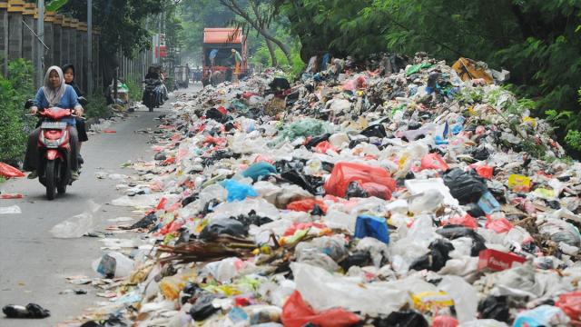 Cakarta'da "Yeni Çevre Politikası" çöp krizine yol açtı
